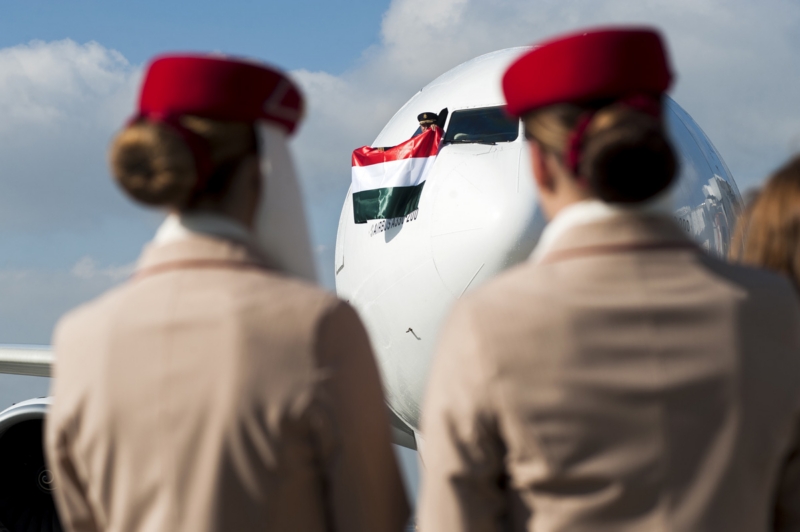 Az első budapesti Emirates pilótafülkéjének ablakában Bondor István kapitány magyar zászlót bontott.