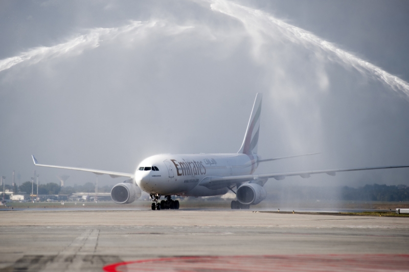  Az Emirates első járatát a tűzoltók vízsugarakkal köszöntötték 