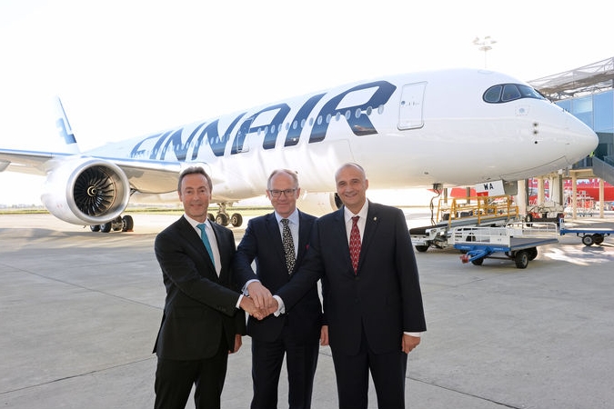 A Finnair képviselői átveszik a légitársaság első A350-es gépét az Airbus toulouse-i gyárban