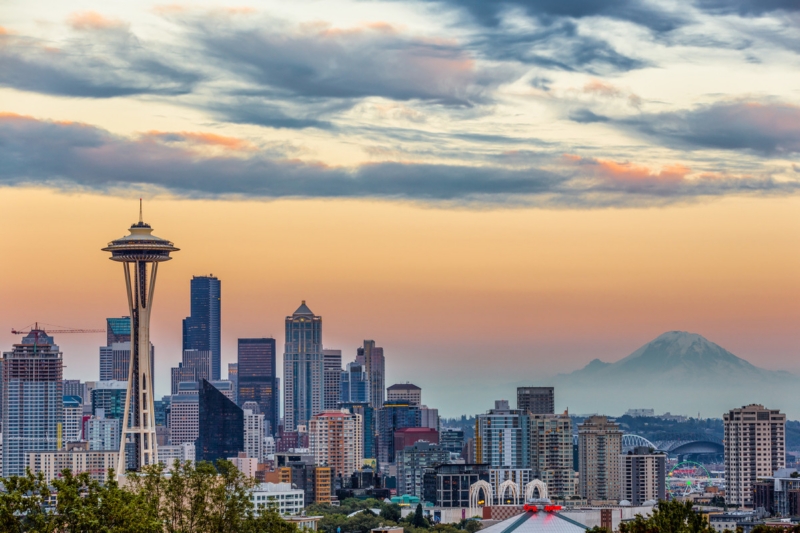 Seattle: a Space Needle és a város mögött a Mount Rainier