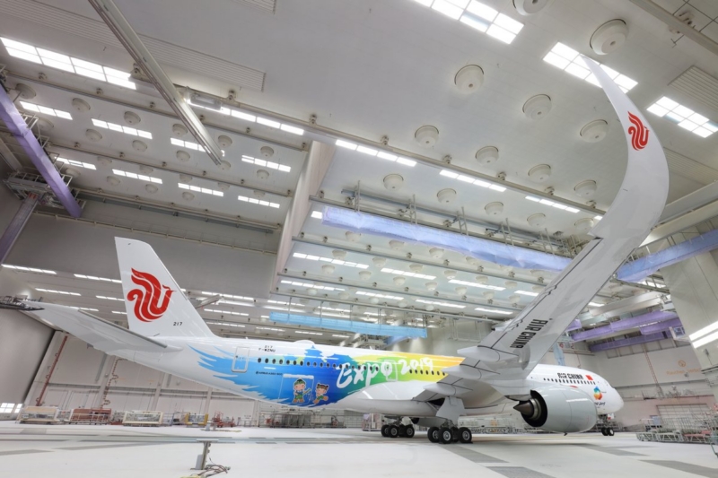 Az Air China harmadik A350-ese a 2019-es virágkiállítást reklámozó festéssel