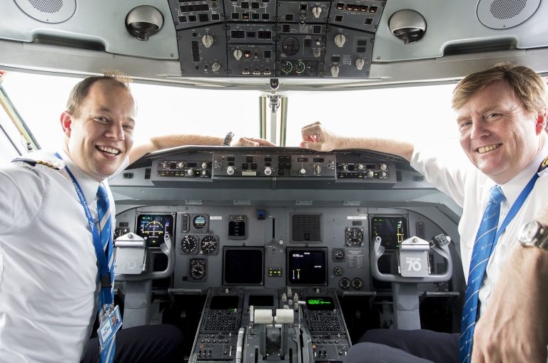 A KLM Holland légitársaság egyik első tisztje a holland király, Willem-Alexander (jobb oldalon)