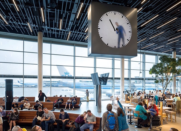 Ember-óra az amszterdami reptéren?