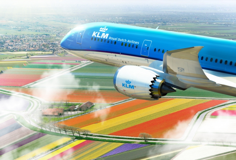 A KLM új Boeing 787-900-as gépe a holland tulipánmezők felett