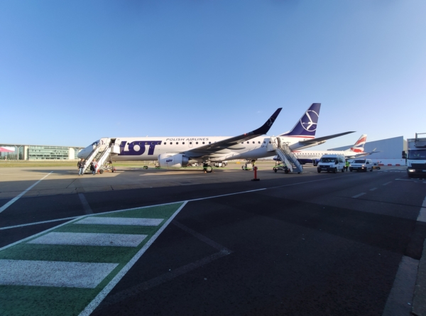 A LOT Embraer-190 típusú repülőgépei járnak Budapest és London között