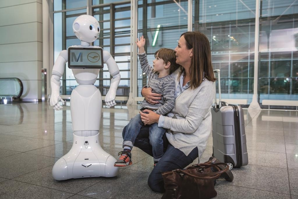 Josie Pepper, a robot segíti az utasokat a müncheni repülőtéren