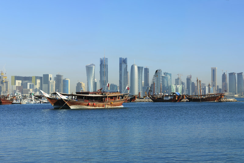 Dohai hajók a város mellett