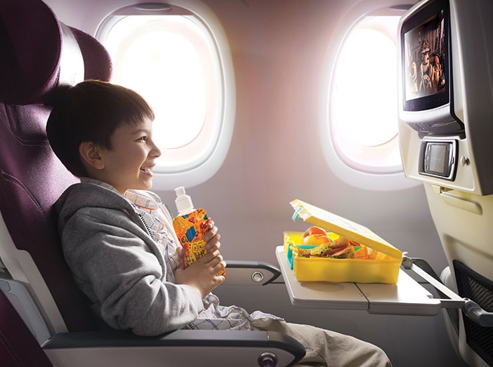 Újratervezett utastér, egyedi szórakoztatórendszer és LED-es kabinvilágítás tesz kellemesebbé az utazást a Qatar Airways A350-es repülőgépén.