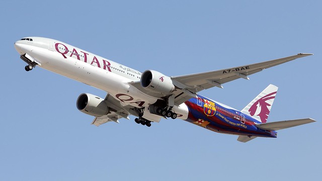 A Qatar Airways FC Barcelona festésű B777-es utasszállítója