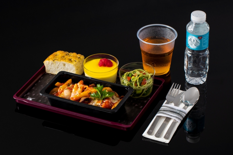 Szintet lép a Qatar Airways a turista osztályos menüivel